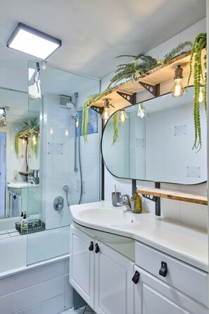 คอมฟอร์ทอพาร์ทเมนท์, ปลอดบุหรี่, วิวภูเขา | ห้องน้ำ | ฝักบัวในอ่างอาบน้ำ, ไดร์เป่าผม, ผ้าเช็ดตัว, สบู่