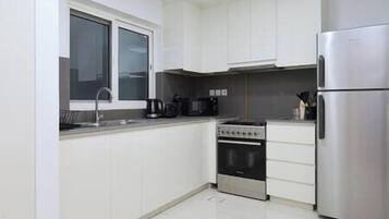 Coffee/tea maker, fridge, microwave, oven