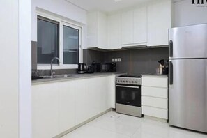 Coffee/tea maker, fridge, microwave, oven