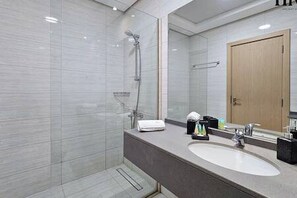 Shower, hair dryer, towels, soap - Stylish 1 Bed in Al Warqa (Dubai)