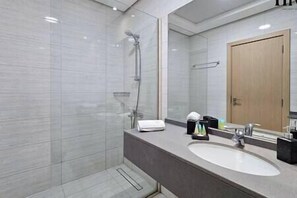 Shower, hair dryer, towels, soap - Renovated Apt WFast WiFi Near Dubai Airport (Dubai)