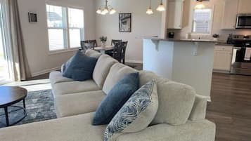 Comfort House, 3 Bedrooms, Non Smoking, Fireplace | Living room | 65-inch Smart TV with cable channels, fireplace, Netflix