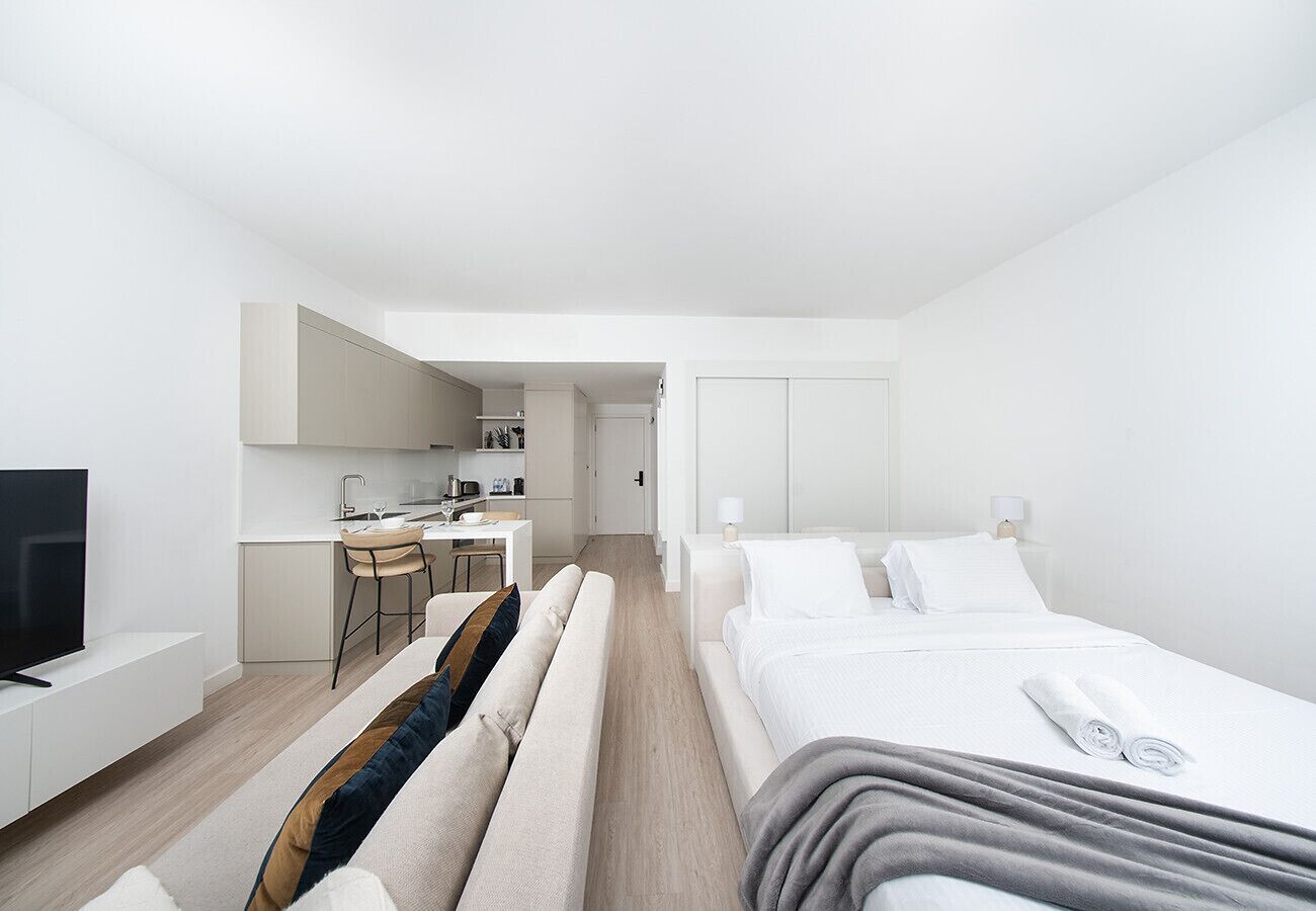 Tabla de planchar con plancha, wifi gratis, ropa de cama