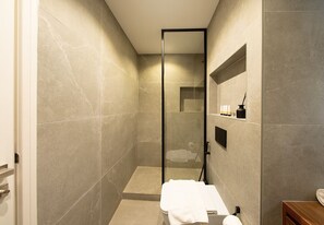 Shower, hair dryer, towels, soap - Stunning Studio in JLT (Dubai)