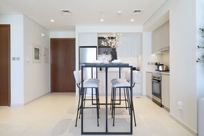 Réfrigérateur, four à micro-ondes, un four, surface de cuisson