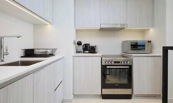 Coffee/tea maker, fridge, microwave, oven