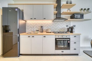 Kühlschrank, Mikrowelle, Ofen, Herdplatte