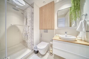 Een douche, een haardroger, handdoeken