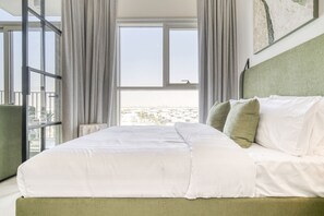 Tabla de planchar con plancha, wifi gratis y ropa de cama 