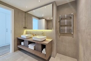 Shower, hair dryer, towels - Luxury 3 Bed Apt with Golf Views in the Greens (Dubai)