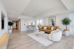 TV - Luxury 3 Bed Apt with Golf Views in the Greens (Dubai)