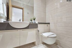 Shower, hair dryer, towels, soap - Beautiful 2 Bed in Al Warqa (Dubai)