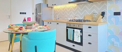 Kaffe-/temaskine, køleskab, mikrobølgeovn, ovn