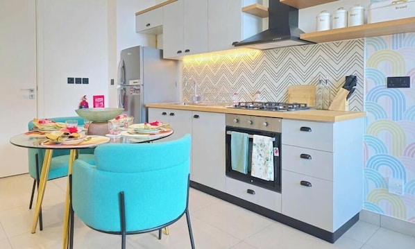 Coffee/tea maker, fridge, microwave, oven