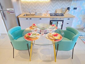 Réfrigérateur, four à micro-ondes, un four, surface de cuisson
