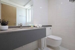Shower, hair dryer, towels, soap - Renovated Apartment 15 Min from Dubai Airport (Dubai)