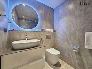 Shower, hair dryer, shampoo, toilet paper - Golf Course Views Apt W Pool & Fast Wifi (Dubai)