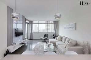 TV, offices - Golf Course Views Apt W Pool & Fast Wifi (Dubai)