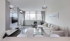 TV, offices - Golf Course Views Apt W Pool & Fast Wifi (Dubai)