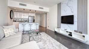 TV, offices - Golf Course Views Apt W Pool & Fast Wifi (Dubai)
