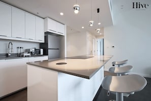 Coffee/tea maker, fridge, microwave, oven - Golf Course Views Apt W Pool & Fast Wifi (Dubai)