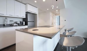 Coffee/tea maker, fridge, microwave, oven - Golf Course Views Apt W Pool & Fast Wifi (Dubai)