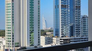 Un immeuble de grande hauteur au design moderne, doté de nombreux étages et d’une façade en verre.