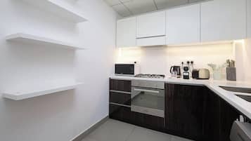 Coffee/tea maker, fridge, microwave, oven