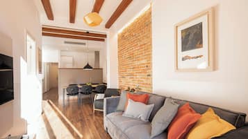 Apartamento superior | Zona de estar | Televisión de pantalla plana de 40 pulgadas con canales por satélite