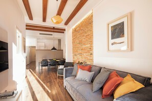 Apartamento superior | Área de estar | TV de tela plana 40 polegadas com canais via satélite