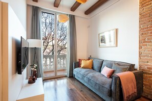 Apartamento estándar | Zona de estar | Televisión de pantalla plana de 40 pulgadas con canales por satélite