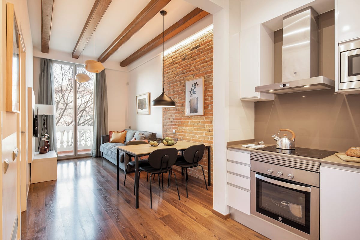 Standaard appartement | Woonruimte | Een 40-inch flatscreentelevisie met satellietzenders