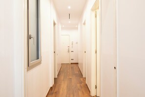 Apartamento superior | Zona de estar | Televisión de pantalla plana de 40 pulgadas con canales por satélite