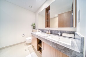 Douche, sèche-cheveux, serviettes fournies