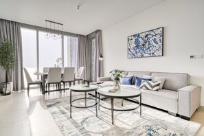 TV - Luxury Brand New 2 Bedroom with Bluewater Views (Dubai)
