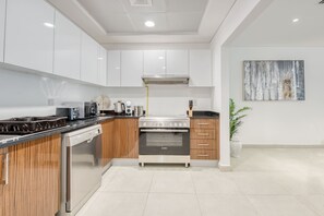 Fridge, microwave, oven, stovetop - 3 bed with pool gym and beach club access on palm (Dubai)