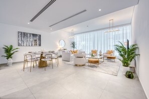 Dining - 3 bed with pool gym and beach club access on palm (Dubai)