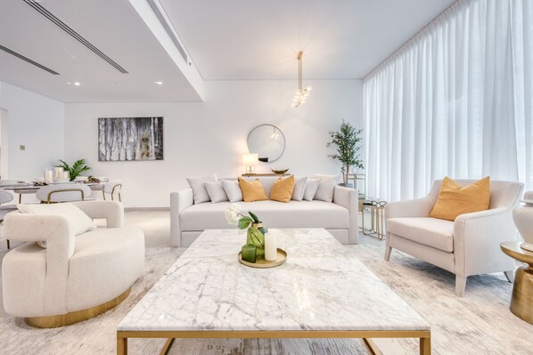 TV - 3 bed with pool gym and beach club access on palm (Dubai)