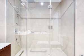 Een douche, een haardroger, handdoeken