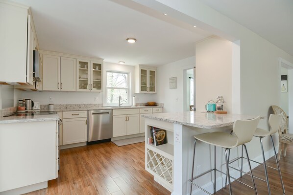Fridge, microwave, stovetop, dishwasher