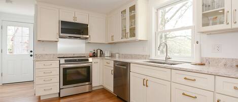 Frigorifero, microonde, piano cottura, lavastoviglie