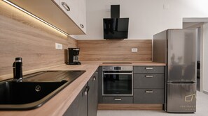 Een koelkast, een oven, een vaatwasser, een koffiezetapparaat/waterkoker