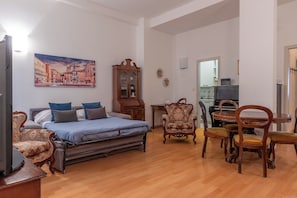 Apartment | Living area | Flat-screen TV - HouSmart Cartoleria 8 (Bologna)