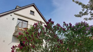 A two-story building with a balcony and a window. - Sun-drenched, family-friendly apartment with balcony & large kitchen (Bad Camberg)