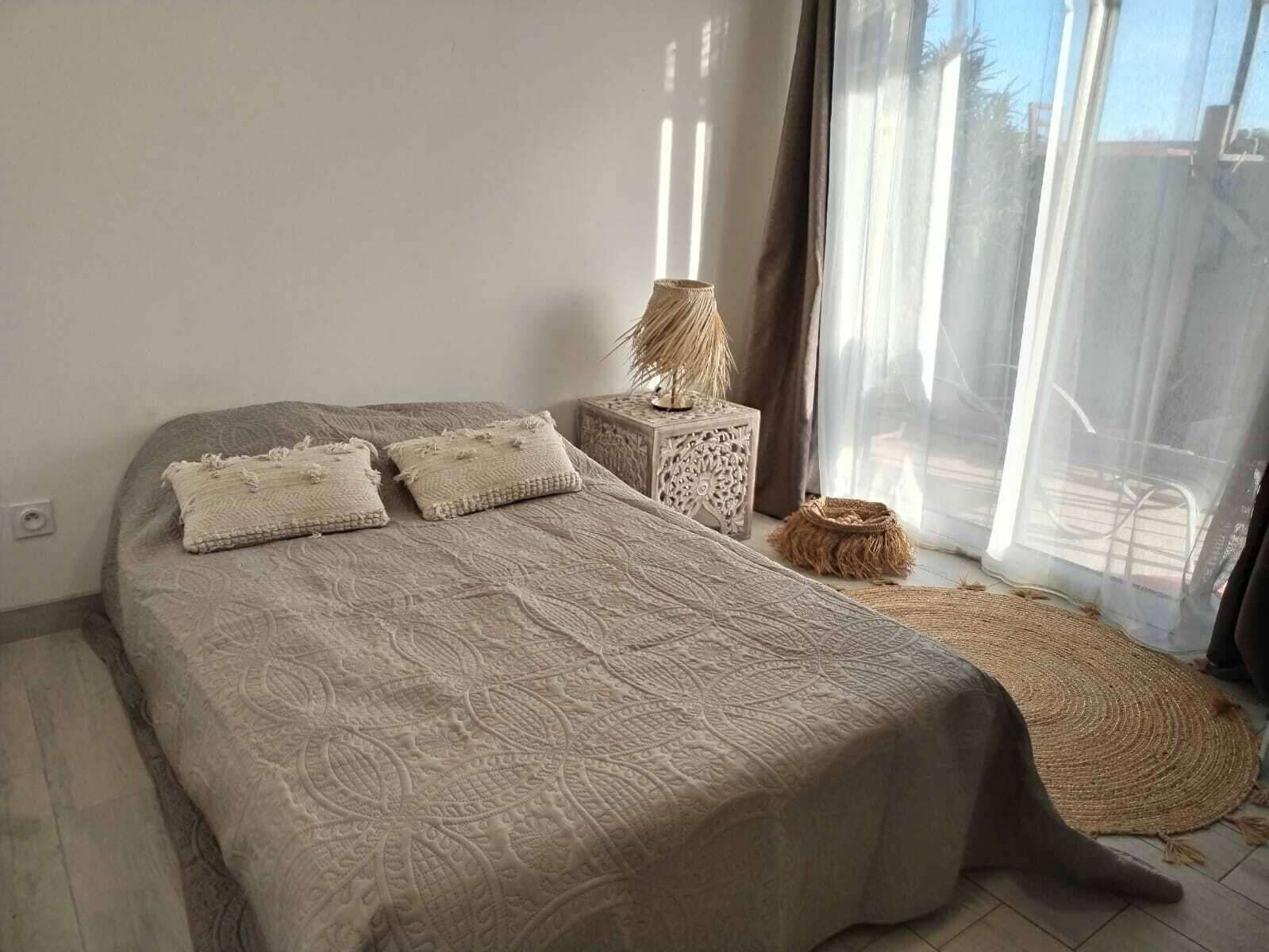 3 chambres, bureau, fer et planche à repasser, lit parapluie