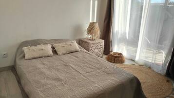 3 slaapkamers, een bureau, een strijkplank/strijkijzer, reisbedje