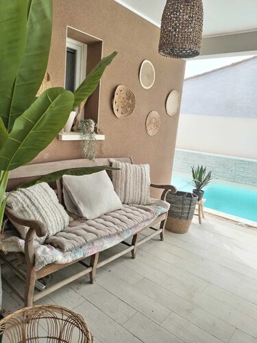 Nouvelle Propriété Pavillon Neuf Climatisé Piscine Chauffée Jardin Clôturé privé