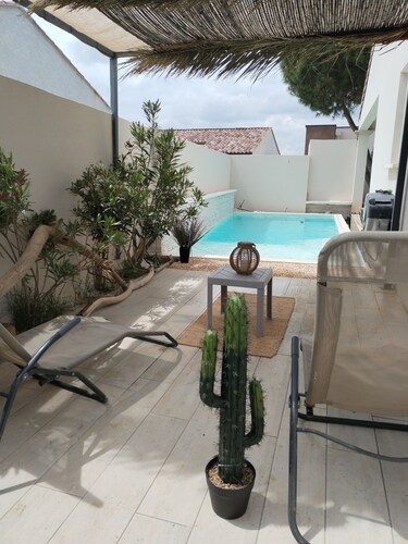 New villa with A/C, heated pool & private garden near Pont-Saint-Esprit