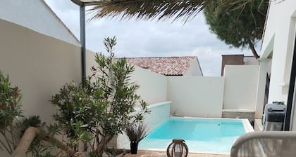 New villa with A/C, heated pool & private garden near Pont-Saint-Esprit