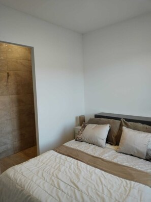 3 habitaciones, escritorio y tabla de planchar con plancha 